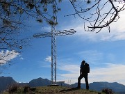 28 Alla croce di Bracca (937 m) con vista in Alben,  Suchello, Poieto e Cornagera